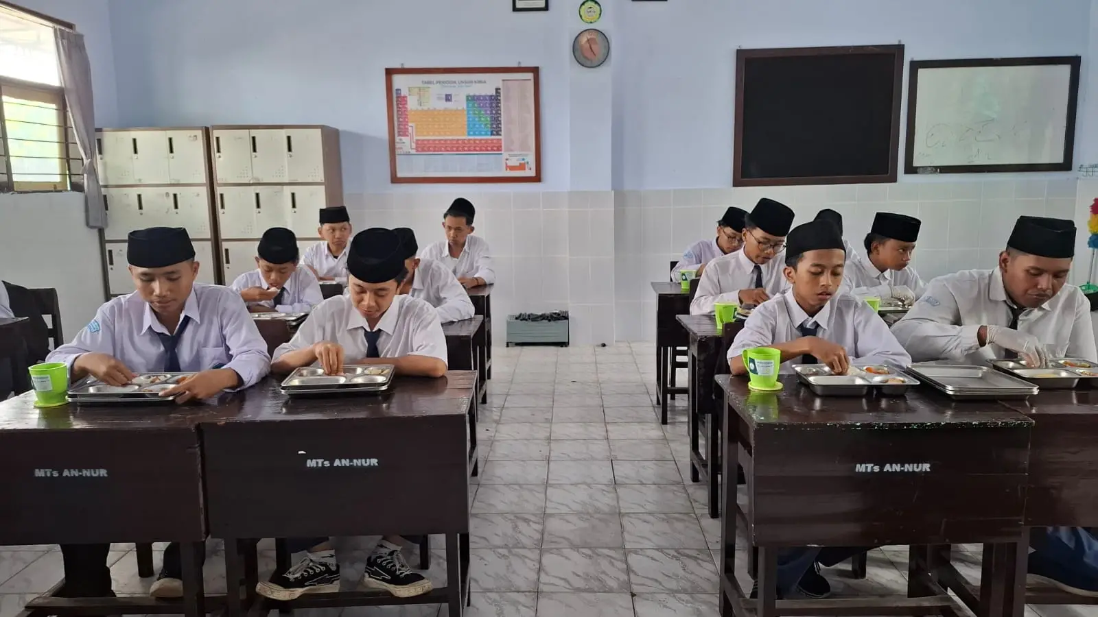 Siswa MTs An Nur menyantap makanan yang disiapkan dapur SPPG An Nur. Foto: Aisyah Nawangsari Putri