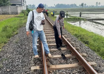 Sepatu milik korban di lokasi kejadian. Foto: Polsek Kepanjen