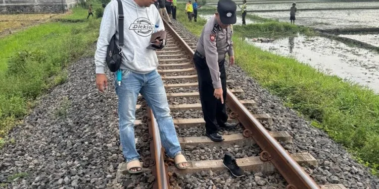 Sepatu milik korban di lokasi kejadian. Foto: Polsek Kepanjen