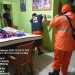 Petugas membersihkan rumah warga yang terdampak banjir di Lawang. Foto: BPBD Kabupaten Malang