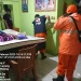 Petugas membersihkan rumah warga yang terdampak banjir di Lawang. Foto: BPBD Kabupaten Malang
