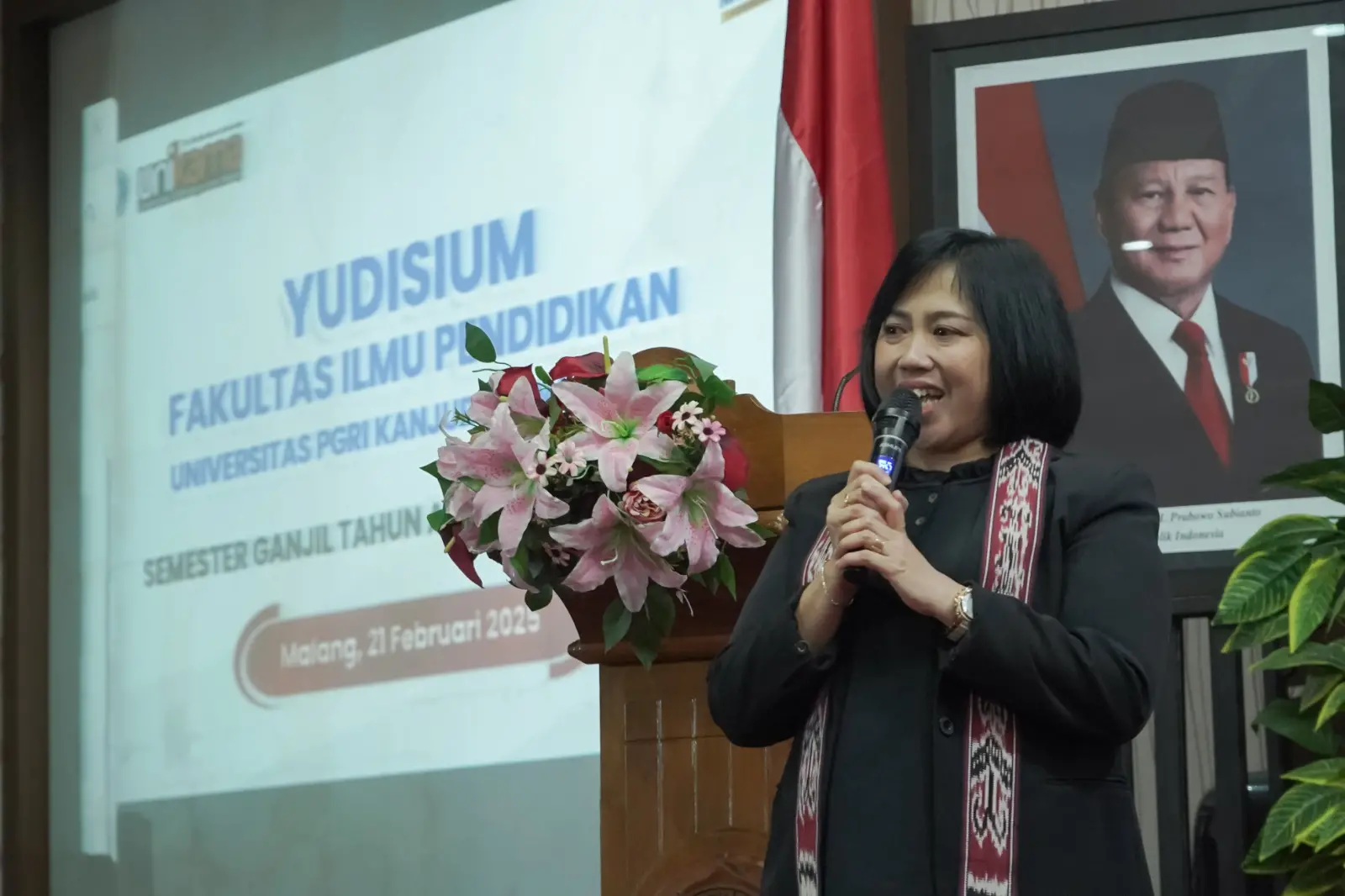 Dekan Fakultas Ilmu Pendidikan Unikama, Dr Cicilia Ika Rahayu Nita memberikan motivasi kepada para lulusan. (Foto/dok.)