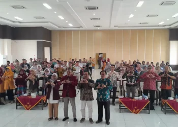 Rektor UMM, Prof. Dr. Nazaruddin Malik, S.E, M.Si berpose bersama mahasiswa baru Program Pascasarjana UMM Semester Genap 2024/2025. /Foto: Tugumalang.id/Bagus Rachmad Saputra