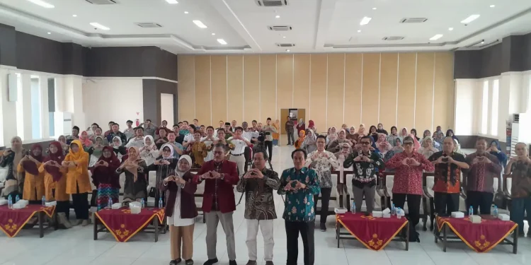 Rektor UMM, Prof. Dr. Nazaruddin Malik, S.E, M.Si berpose bersama mahasiswa baru Program Pascasarjana UMM Semester Genap 2024/2025. /Foto: Tugumalang.id/Bagus Rachmad Saputra