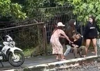 Tangkapan layar aksi bullying dan pengeroyokan 4 remaja perempuan di Bendungan Selorejo. Foto: Istimeww