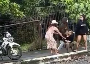 Tangkapan layar aksi bullying dan pengeroyokan 4 remaja perempuan di Bendungan Selorejo. Foto: Istimeww