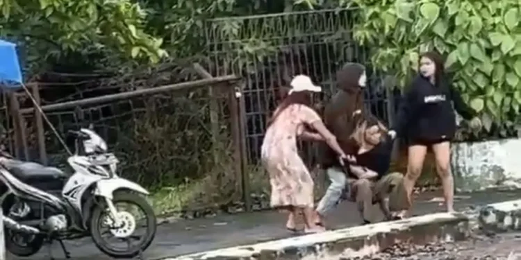Tangkapan layar aksi bullying dan pengeroyokan 4 remaja perempuan di Bendungan Selorejo. Foto: Istimeww