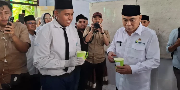 Menteri Koperasi Budi Arie saat berdialog dengan siswa MTs An Nur Bululawang. Foto: Aisyah Nawangsari Putri