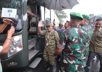 Wali Kota Batu Nurochman saat masuk ke shuttle bus menuju lokasi kegiatan retreat kepala daerah di Akademi Militer Magelang. Foto: Prokopim KWB