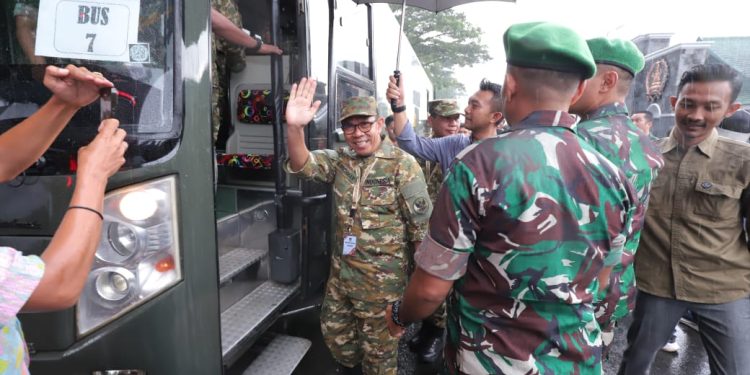 Wali Kota Batu Nurochman saat masuk ke shuttle bus menuju lokasi kegiatan retreat kepala daerah di Akademi Militer Magelang. Foto: Prokopim KWB