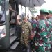Wali Kota Batu Nurochman saat masuk ke shuttle bus menuju lokasi kegiatan retreat kepala daerah di Akademi Militer Magelang. Foto: Prokopim KWB