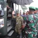 Wali Kota Batu Nurochman saat masuk ke shuttle bus menuju lokasi kegiatan retreat kepala daerah di Akademi Militer Magelang. Foto: Prokopim KWB