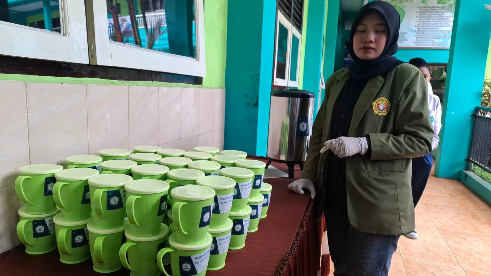 Uji coba distribusi menggunakan dispenser dan gelas. Foto: Aisyah Nawangsari Putri