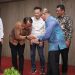 Sujud Hariadi menerima sambutan dari Pj Wali Kota Batu usai kembali terpilih menjadi Ketua PHRI. Foto: Prokopim KWB