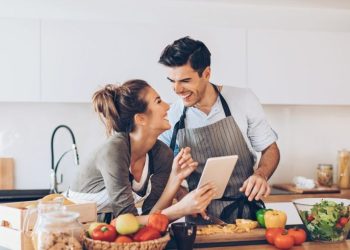 Ilustrasi pasangan yang sedang masak bersama di Hari Valentine. Foto/Pinterest