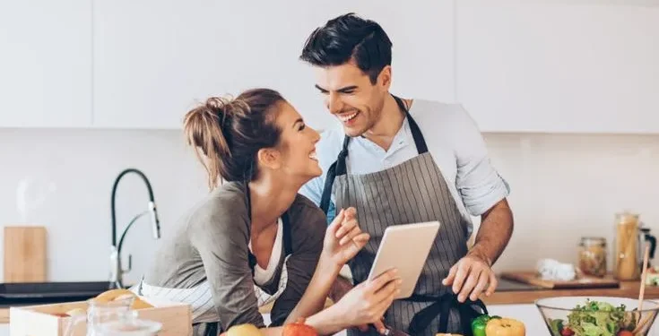 Ilustrasi pasangan yang sedang masak bersama di Hari Valentine. Foto/Pinterest