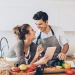 Ilustrasi pasangan yang sedang masak bersama di Hari Valentine. Foto/Pinterest