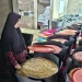 Yati menunjukkan taoge yang ia produksi. Foto: Aisyah Nawangsari Putri