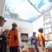 Petugas BPBD Kota Batu saat melakukan asesmen kerusakan atap rumah warga akibat angin kencang. Foto: BPBD Kota Batu