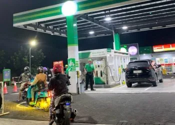 Antrean di SPBU BP AKR Rampal akibat isu pertamax oplosan. Foto: dok.