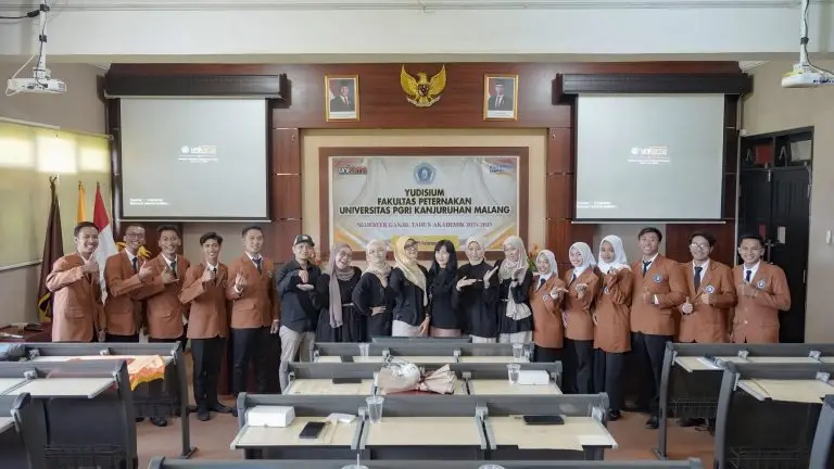 Foto bersama Dekan Fakultas Peternakan Unikama bersama para lulusan./Foto: Dok. Unikama.