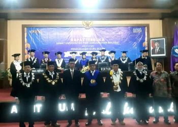 Unikama mengukuhkan Prof Dr Mujiono sebagai Guru Besar bidang Pendidikan Bahasa Inggris. (Foto/M Sholeh)