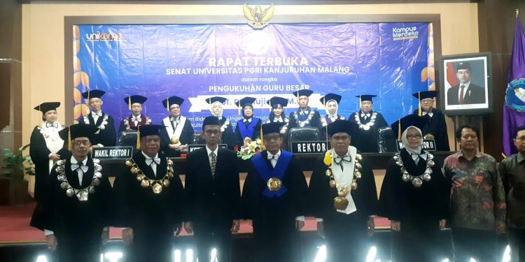 Unikama mengukuhkan Prof Dr Mujiono sebagai Guru Besar bidang Pendidikan Bahasa Inggris. (Foto/M Sholeh)