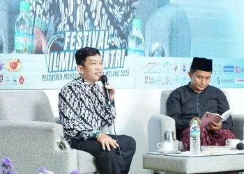 Dr. Fahruddin Faiz, S.Ag, M.Ag (kiri) dan Ach Dhofir Zuhry (kanan) saat menjadi narasumber dalam acara talkshow inspiratif Festival Ilmiah Santri 2025 di STAIMA Al-Hikam Malang. /Foto: Dok. Panitia Festival Ilmiah Santri Al-Hikam for Tugumalang.id