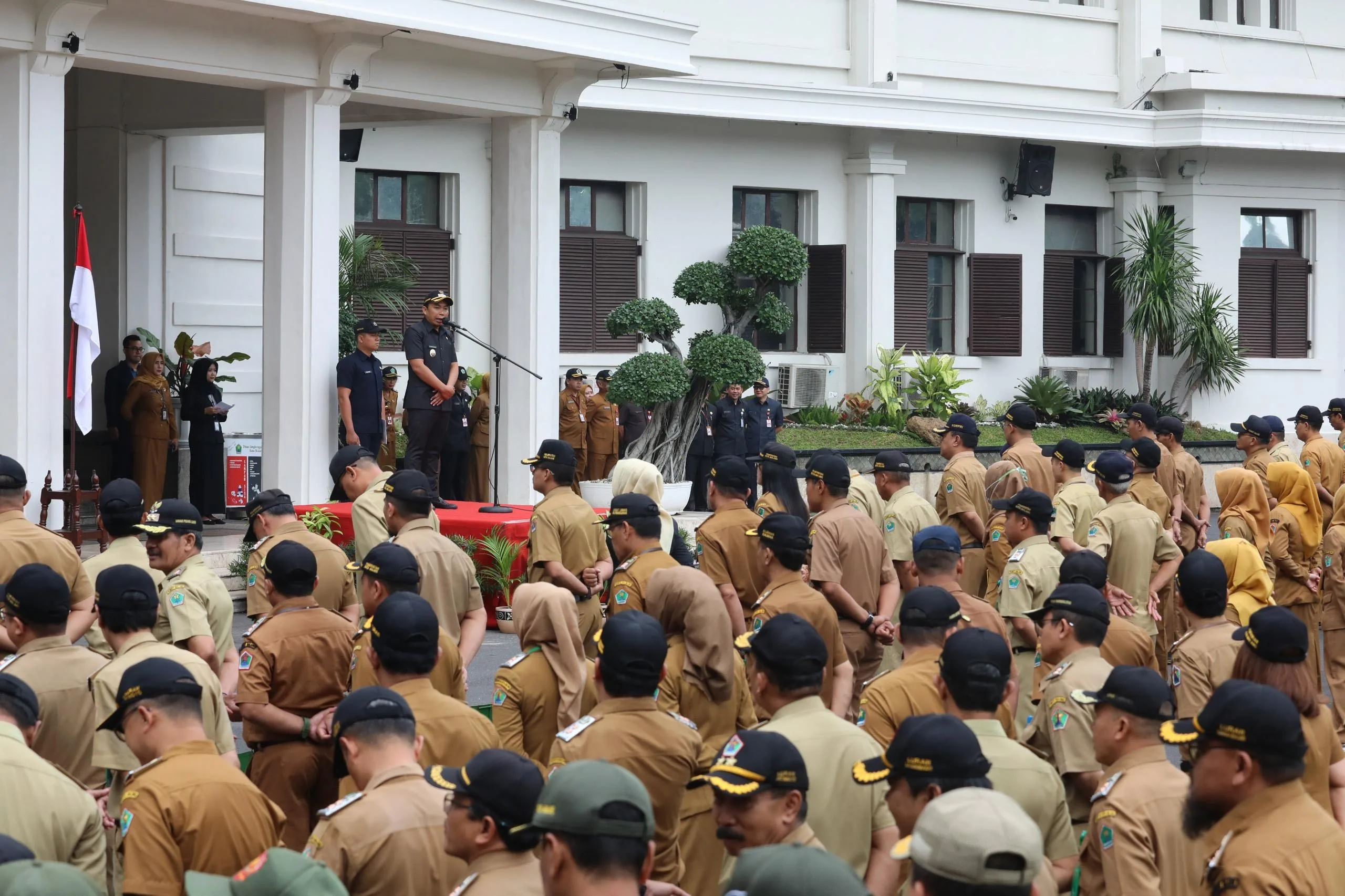 Wakil Wali Kota Malang, Ali Muthohirin memimpin apel di halaman Balai Kota Malang. (Foto/Prokopim Setda Kota Malang)