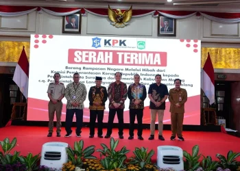 Bupati Malang, Sanusi, (tiga dari kiri) saat menerima hibah dari KPK. Foto/dok