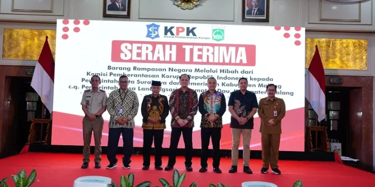 Bupati Malang, Sanusi, (tiga dari kiri) saat menerima hibah dari KPK. Foto/dok