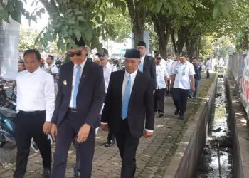 Wali Kota Malang, Wahyu Hidayat bersama jajarannya meninjau lokasi pembangunan drainase Suhat. (Foto/M Sholeh)