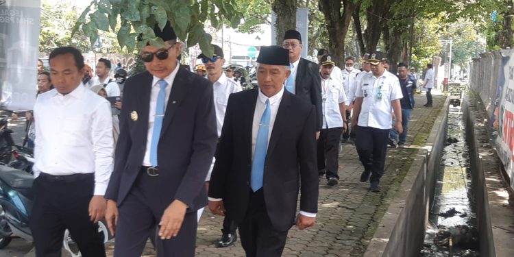 Wali Kota Malang, Wahyu Hidayat bersama jajarannya meninjau lokasi pembangunan drainase Suhat. (Foto/M Sholeh)