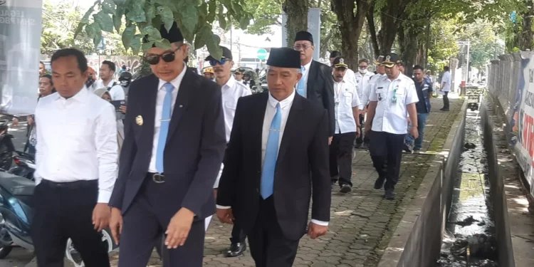 Wali Kota Malang, Wahyu Hidayat bersama jajarannya meninjau lokasi pembangunan drainase Suhat. (Foto/M Sholeh)
