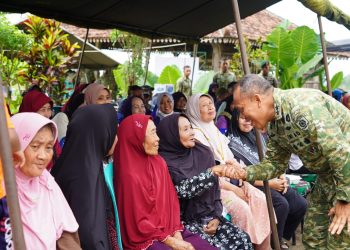 Pangdiv 2 Kostrad, Mayjen TNI Susilo menggelar kegiatan baksos dan ajak masyarakat peduli menjaga sumber mata air Candi Sumberawan dalam rangka HUT Kostrad ke-64. /Foto: Dok,. Divif 2 Kostrad.