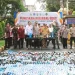 Kapolres Malang dan jajaran Forkopimda kabupaten Malang memusnahkan ribuan botol miras ilegal. Foto: Polres Malang