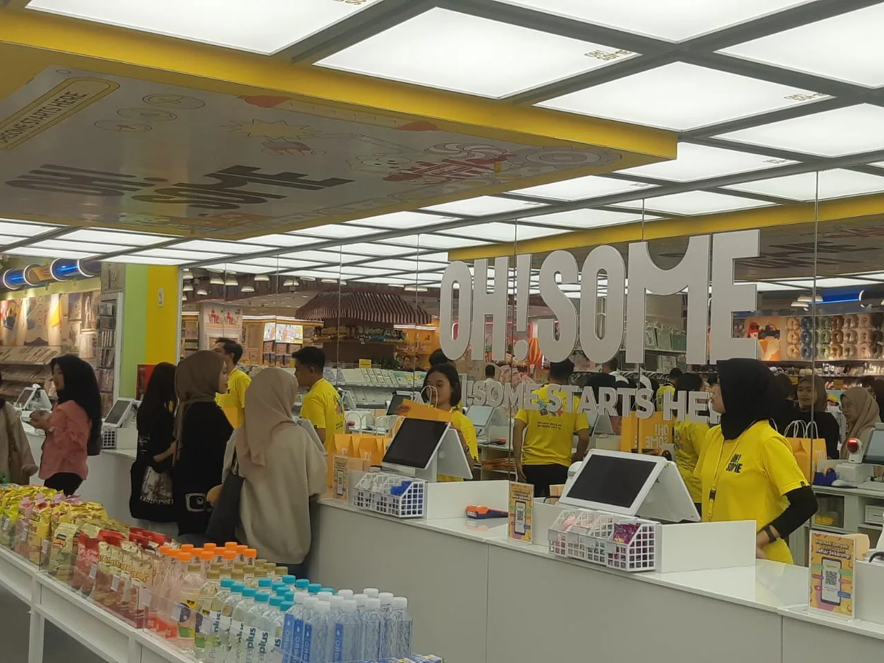 Animo pengunjung di gerai brand OH!Some di Matos. (Foto/M Sholeh)