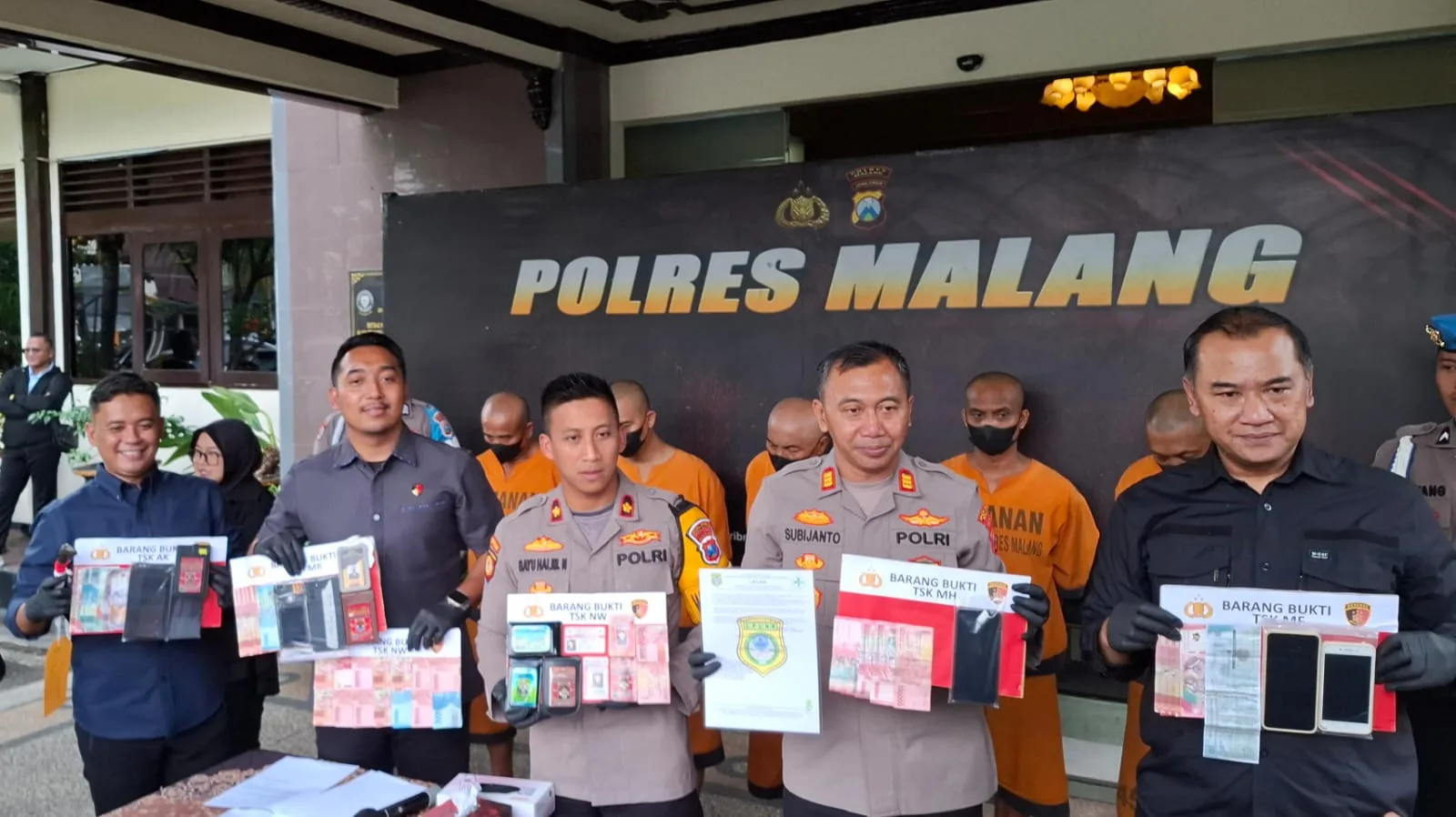 Polisi menunjukkan barang bukti yang diamankan dari tersangka pemerasan. Foto: Aisyah Nawangsari Putri