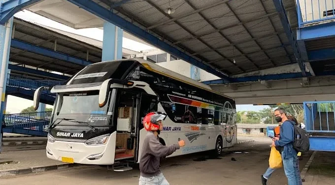 Informasi tiket bus Malang-Jakarta lengkap dengan harga dan juga jenis armada bus./Foto: Google Review Terminal Arjosari/Dini Nurdiani.