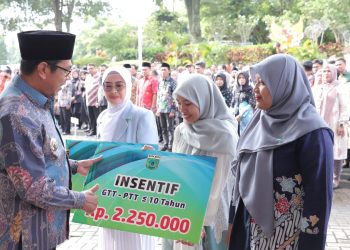 Penyerahan insentif bagi GTT PTT, guru agama dan hafidz oleh Wali Kota Batu jelang Lebaran 2025. Foto: Prokopim KWB