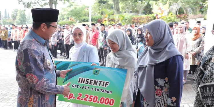 Penyerahan insentif bagi GTT PTT, guru agama dan hafidz oleh Wali Kota Batu jelang Lebaran 2025. Foto: Prokopim KWB