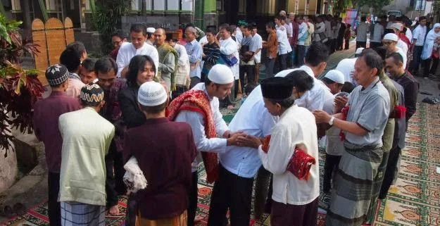 Kegiatan bermaaf-maafan setelah salat idul fitri (Foto: Pinterest/ Puput Pratiwi)