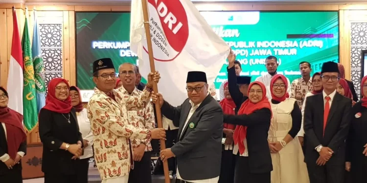 Pelantikan Rektor Unisma Prof Junaidi Mistar menjabat sebagai Ketua DPD ADRI Jatim. Foto: Azmy