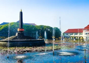 Daftar nomor penting di Kota Malang yang wajib diketahui dan disimpan selama momen mudik lebaran 2025. /Foto: Google Review Alun Alun Tugu Malang/Tulus Widadi.
