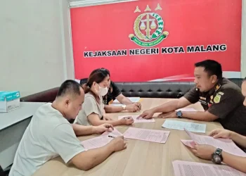 Dua tersangka TPPO calon PMI ilegal dilimpahkan ke Kejaksaan Negeri Kota Malang. (Foto/M Sholeh)