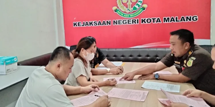 Dua tersangka TPPO calon PMI ilegal dilimpahkan ke Kejaksaan Negeri Kota Malang. (Foto/M Sholeh)
