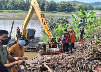 Evakuasi jenazah korban dilakukan menggunakan alat berat. Foto: Polsek Kepanjen