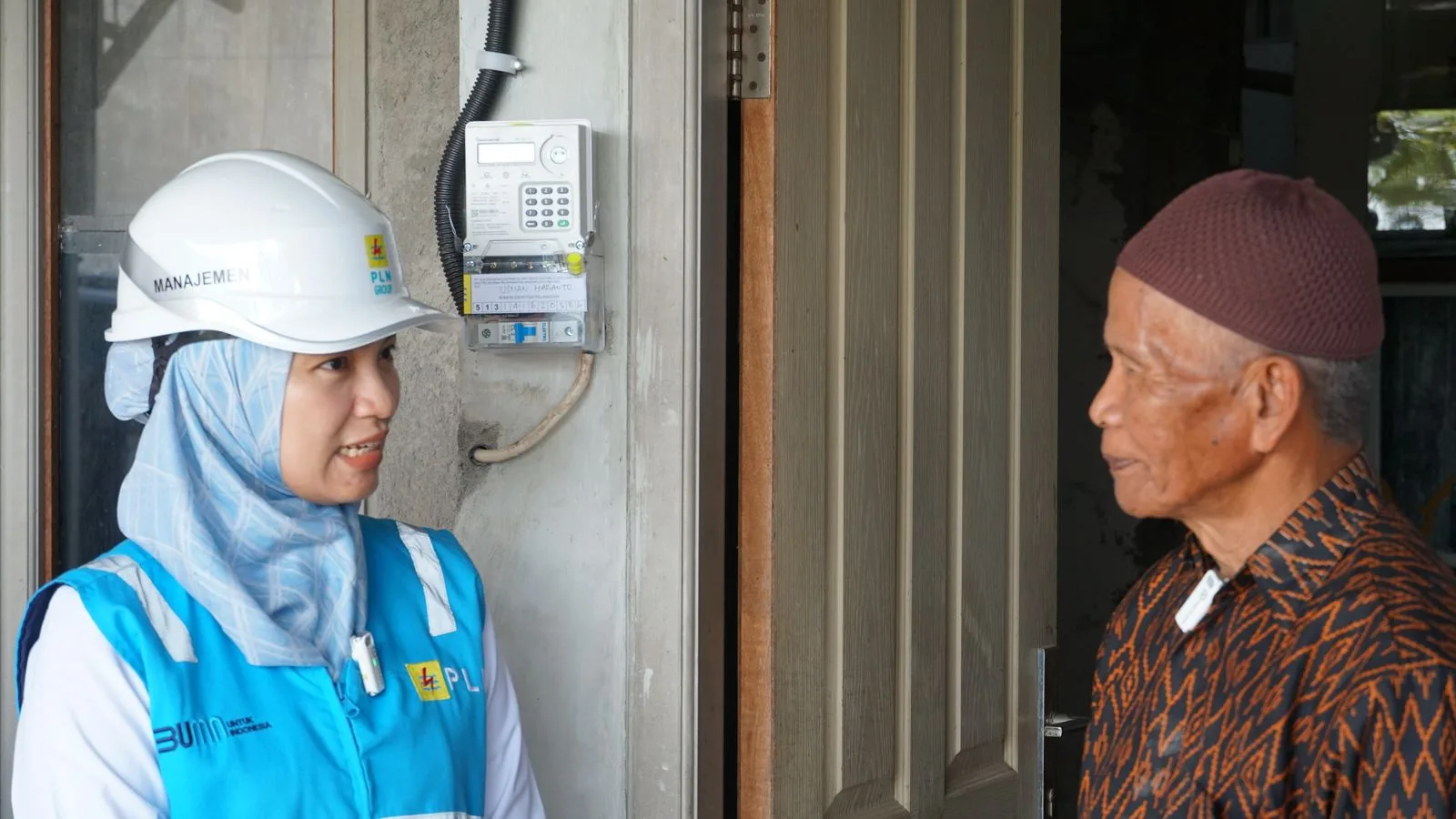 Pemasangan sambungan listrik di rumah Usman Harianto, penerima program Light Up The Dream dari PLN. (Foto/dok.)