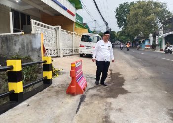 Kepala Dinas PUPR Kota Batu Alfi Nurhidayat saat meninjau finishing proyek pembangunan Jembatan Suropati. Foto: Azmy