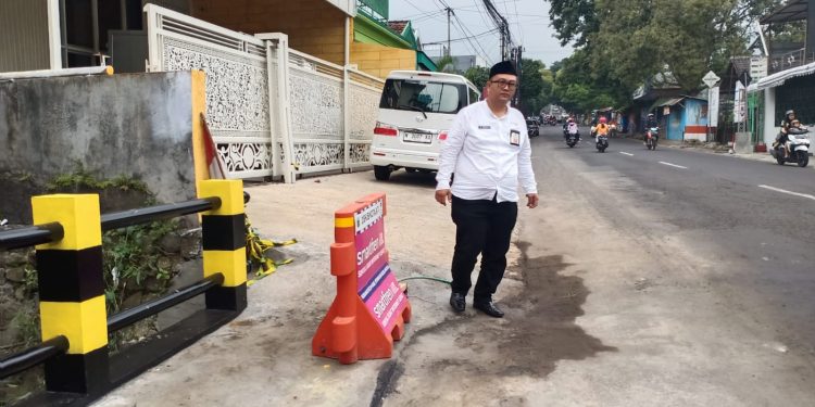 Kepala Dinas PUPR Kota Batu Alfi Nurhidayat saat meninjau finishing proyek pembangunan Jembatan Suropati. Foto: Azmy